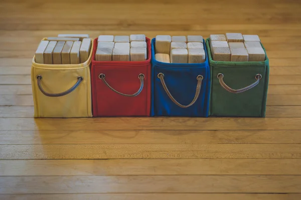 Ahşap oyuncak blokların çok renkli kutuları