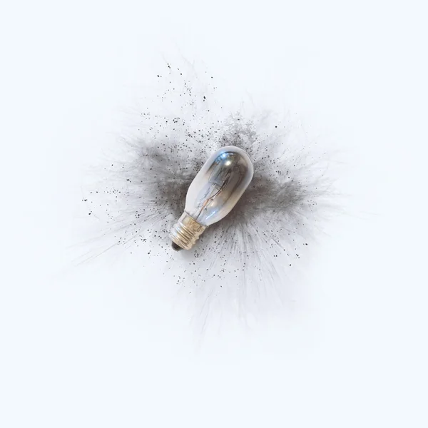 Una sola bombilla quemada sobre un fondo blanco brillante — Foto de Stock