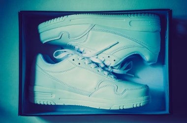 bir çift spor ayakkabı