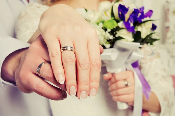 Mãos de um casamento — Fotografia de Stock