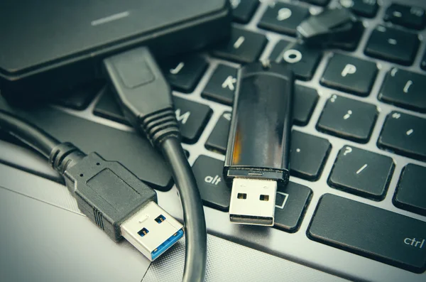 Laptop e usb — Fotografia de Stock