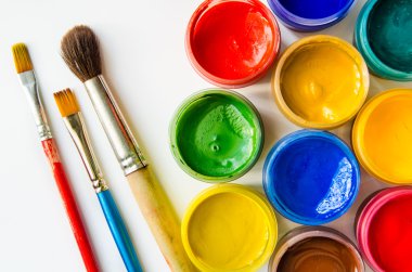 Boyalar ve fırçalar.