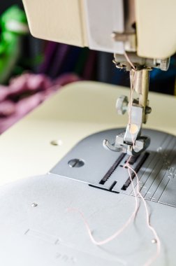 bir dikiş makinesi