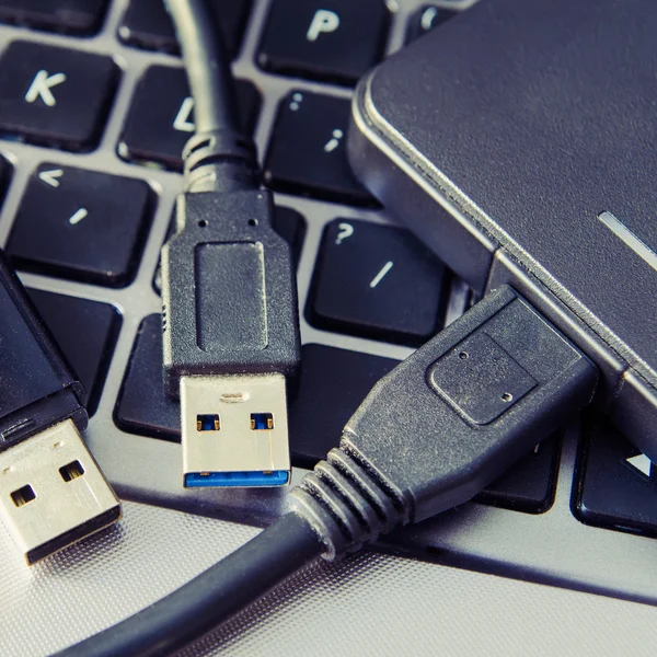 Bärbar dator och usb — Stockfoto