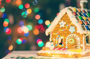 Bulanık çelenk ışıklı zencefilli ev.