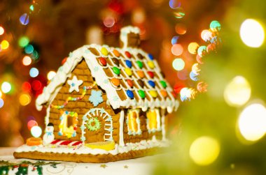 Bulanık çelenk ışıklı zencefilli ev.