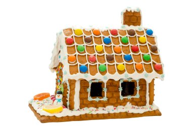 Beyaz arka planda izole edilmiş zencefilli kurabiye evi