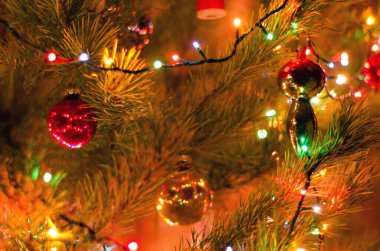 Çelenk ışıklı Noel ağacı yakın plan