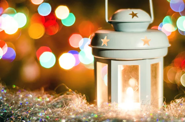 Karta Świąteczna Świecącą Latarnią Rozmazanymi Lampami Girlandowymi — Zdjęcie stockowe