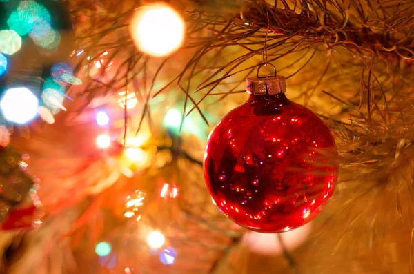 Kerstboom Bal Met Slinger Verlichting Close — Stockfoto