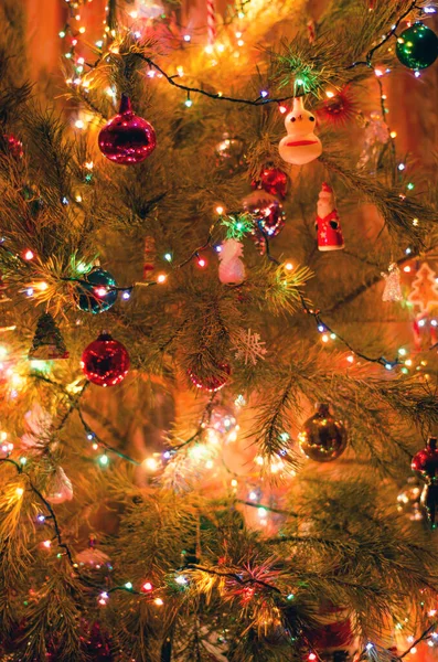 具有花环灯特写背景的圣诞树 — 图库照片