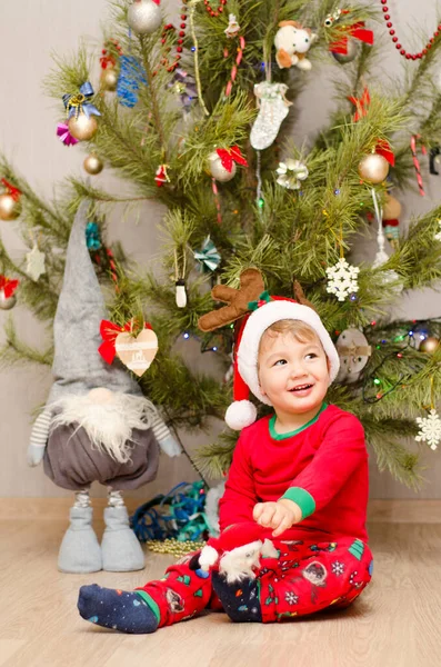 Felice Bambino Seduto Sotto Albero Natale — Foto Stock