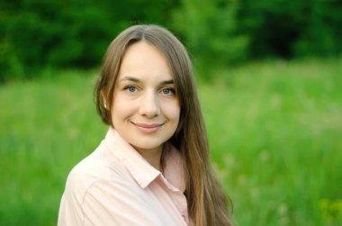 Yeşil alanda güzel bir kadın portresi