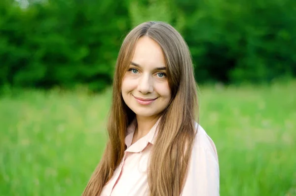 Schönes Frauenporträt Auf Der Grünen Wiese — Stockfoto