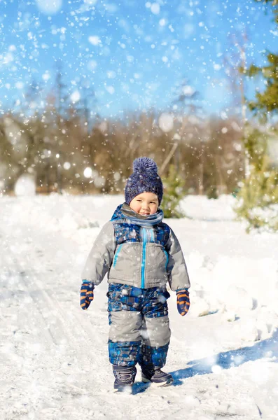 Küçük Çocuk Kış Parkında Yürüyor — Stok fotoğraf