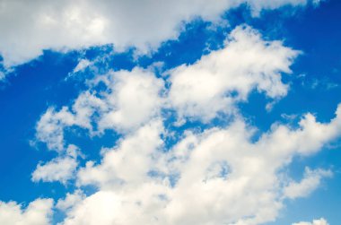 Arka planda bulutlar olan mavi gökyüzü