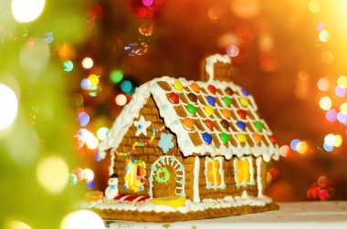 Bulanık çelenk ışıklı zencefilli ev.