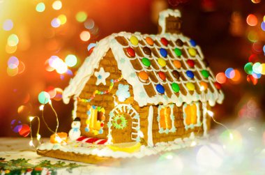 Bulanık çelenk ışıklı zencefilli ev.