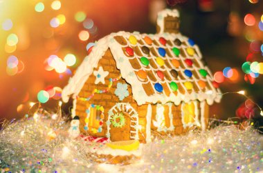 Bulanık çelenk ışıklı zencefilli ev.