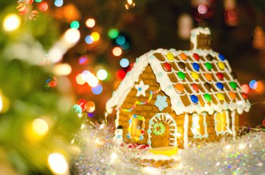 Bulanık çelenk ışıklı zencefilli ev.