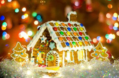 Bulanık çelenk ışıklı zencefilli ev.