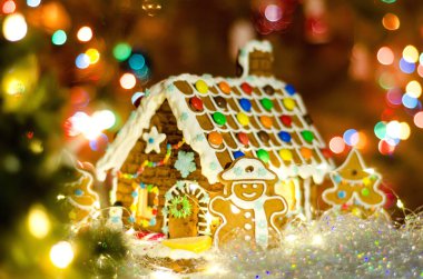 Işıkları ve kardan adamı olan zencefilli ekmek evi.