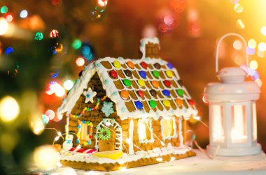 Çiçekli ve fenerli zencefilli ekmek evi.