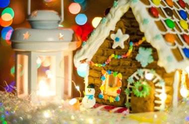 Çiçekli ve fenerli zencefilli ekmek evi.