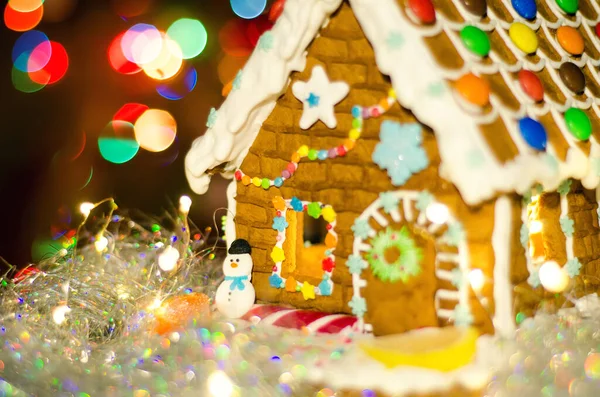 Lebkuchenhaus Mit Lichtern Und Schneemann — Stockfoto