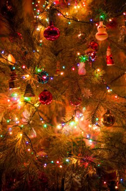 Çelenk ışıklı Noel ağacı yakın plan