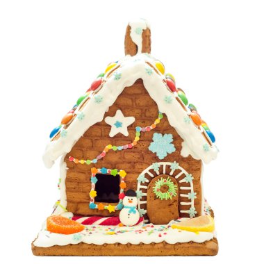 Beyaz arka planda izole edilmiş zencefilli kurabiye evi