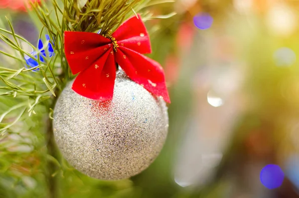 Kerstspeelgoed Strik Een Boom — Stockfoto