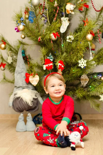 Bambino Felice Seduto Sotto Albero Natale — Foto Stock