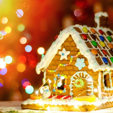 Bulanık çelenk ışıklı zencefilli ev.