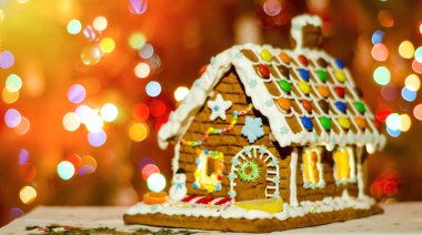 Bulanık çelenk ışıklı zencefilli ev.