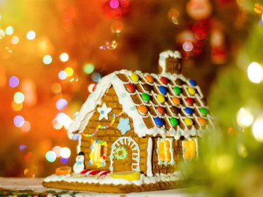 Bulanık çelenk ışıklı zencefilli ev.