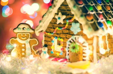 Işıkları ve kardan adamı olan zencefilli ekmek evi.