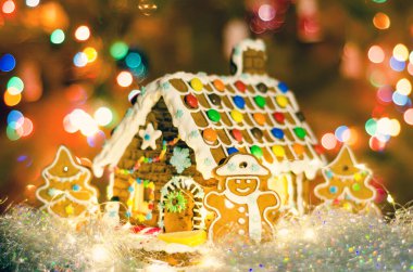 Bulanık çelenk ışıklı zencefilli ev.