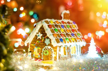 Bulanık çelenk ışıklı zencefilli ev.