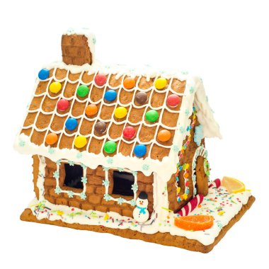 Beyaz arka planda izole edilmiş zencefilli kurabiye evi