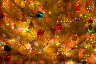 Çelenk ışıklı Noel ağacı yakın plan