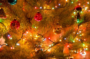 Çelenk ışıklı Noel ağacı yakın plan