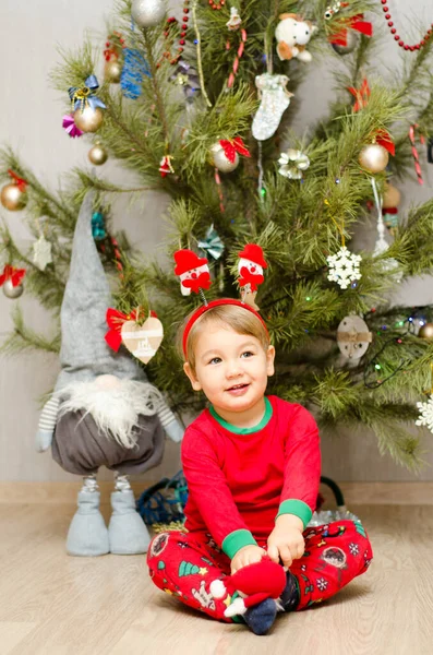 Šťastný Malý Chlapec Sedí Pod Vánoční Stromeček — Stock fotografie