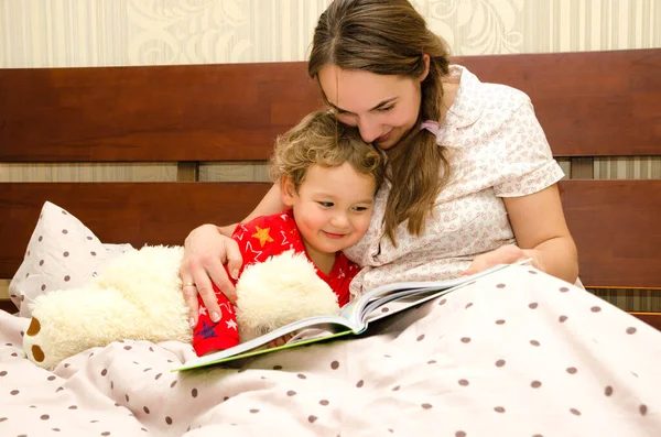 Moeder Kind Lezen Boek Het Bed Rechtenvrije Stockfoto's