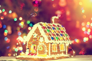 Bulanık çelenk ışıklı zencefilli ev.