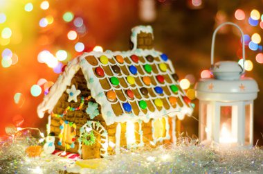 Çiçekli ve fenerli zencefilli ekmek evi.