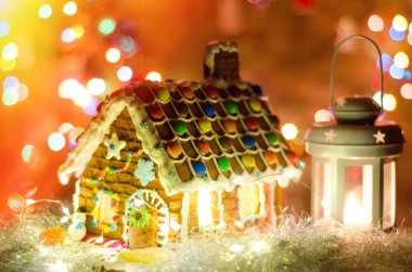 Çiçekli ve fenerli zencefilli ekmek evi.