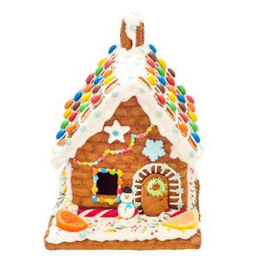 Beyaz arka planda izole edilmiş zencefilli kurabiye evi