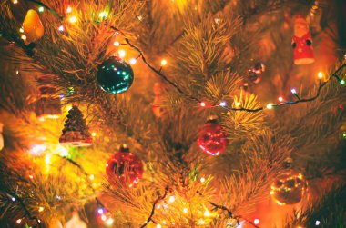 Çelenk ışıklı Noel ağacı yakın plan