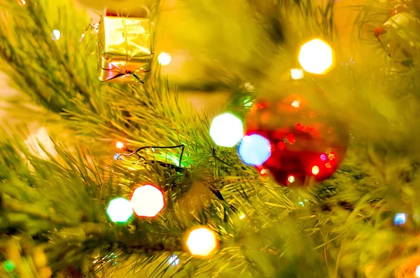 圣诞圣诞树与花环灯的特写 — 图库照片